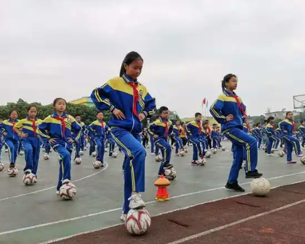 时间足额真实让体育成为学校生活和家校共育的重要组成部分 时间足额真实让体育成为学校生活和家校共育的重要组成部分